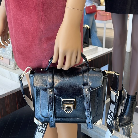 MICHAEL KORS
Manhattan Medium TH SCHOOL Crackled Metallic Leather SATCHEL
Black - Picture 16 of 16